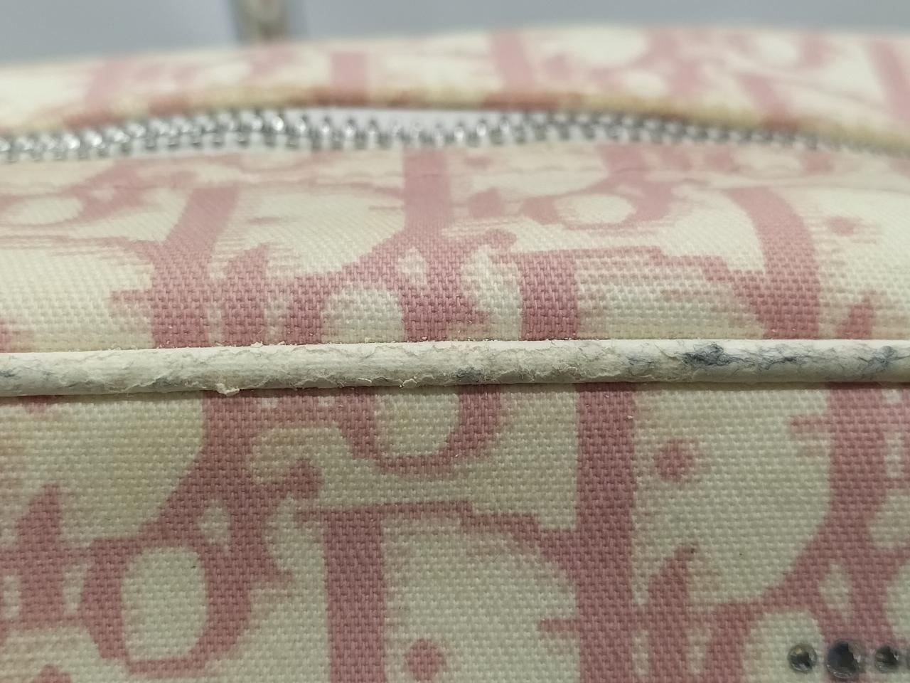 劣化し剥がれています