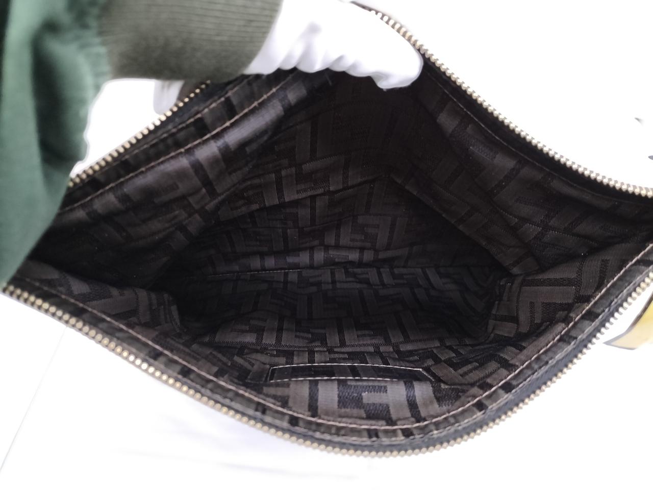 バッグ内部が劣化によりベタついています。