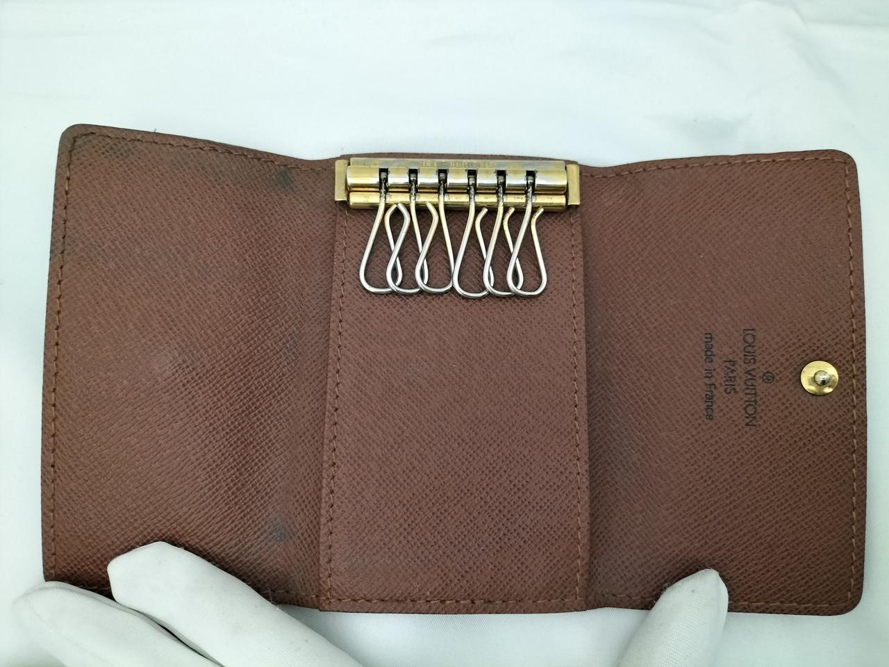 黒い汚れがあります。