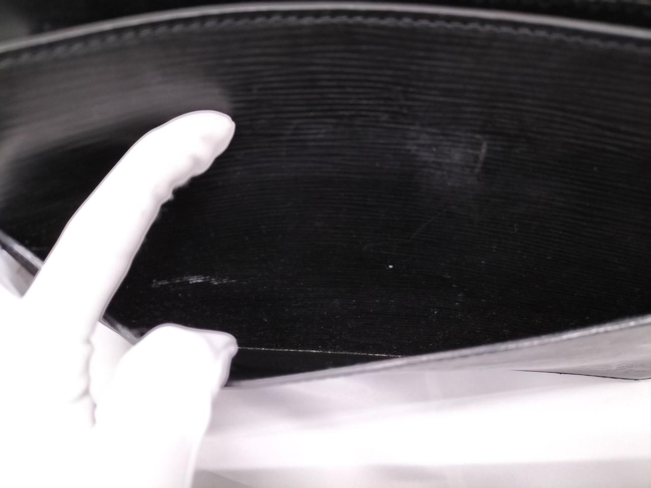 擦れと白い汚れがあります。