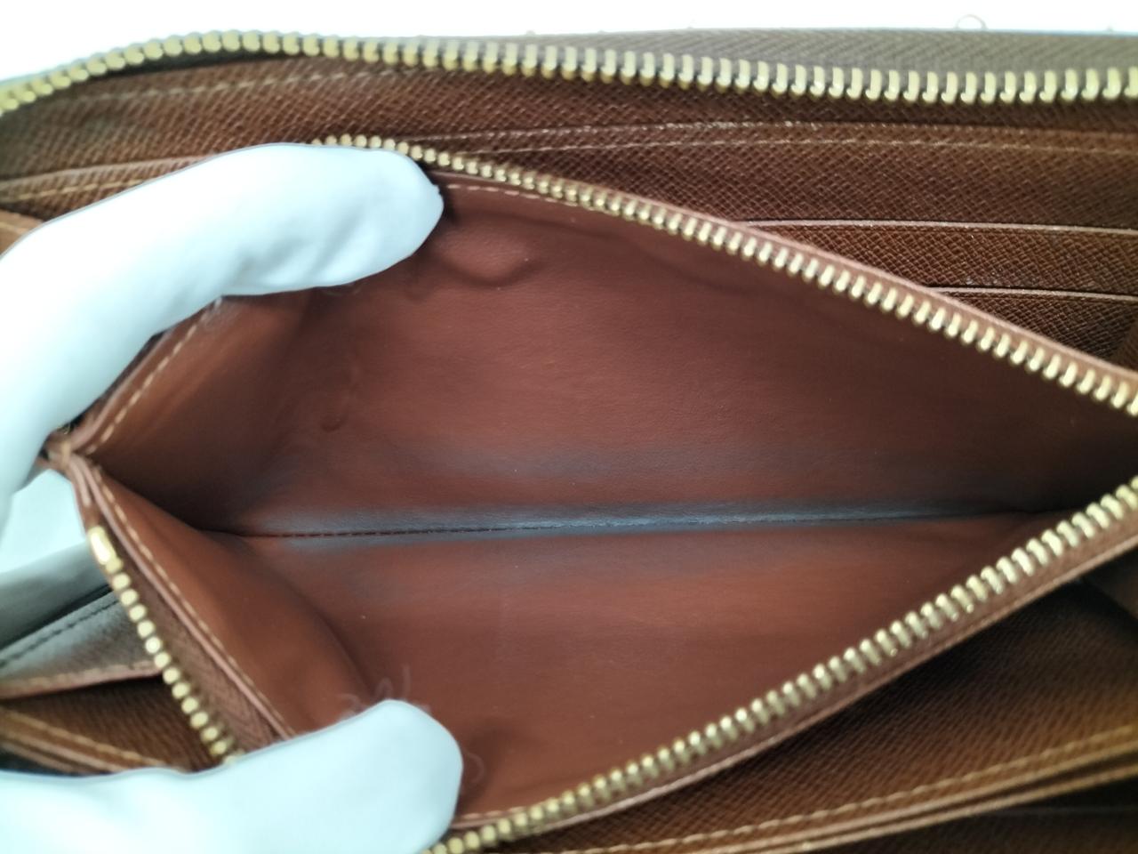 小銭入れが黒ずんでいます。