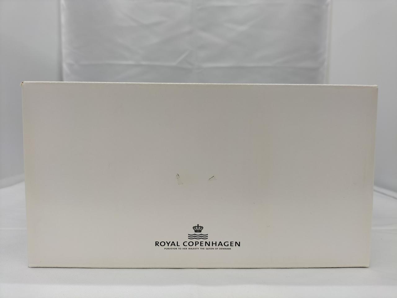 箱に汚れや傷があります。