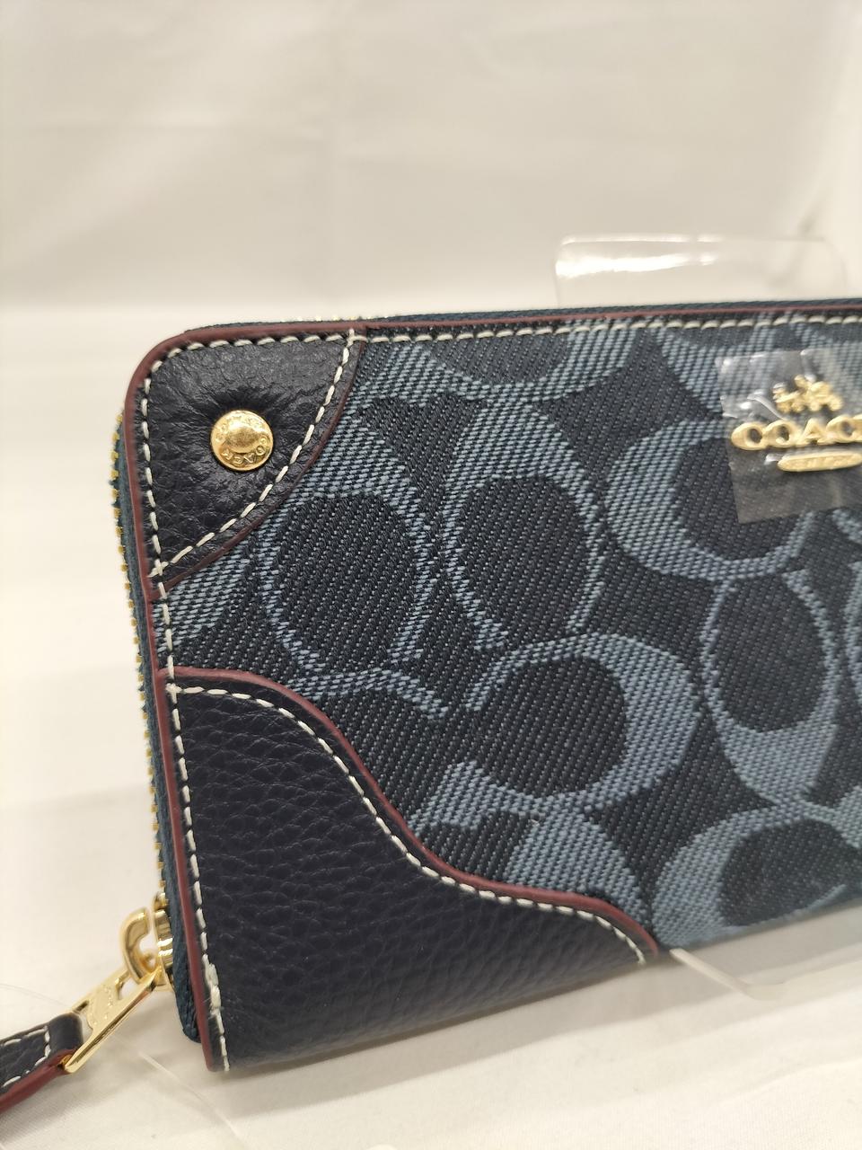 金具の保護シールが一部剥がれています。