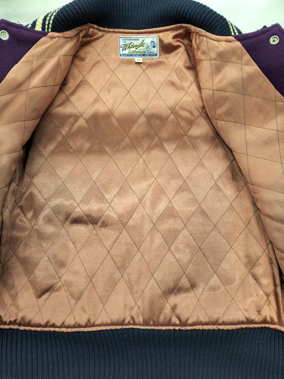 若干黒く変色している箇所があります。