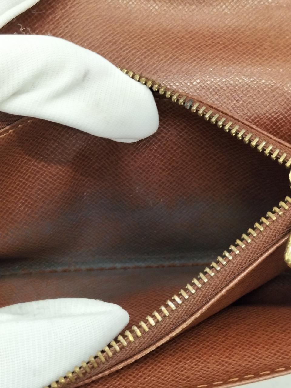 青黒く汚れています。