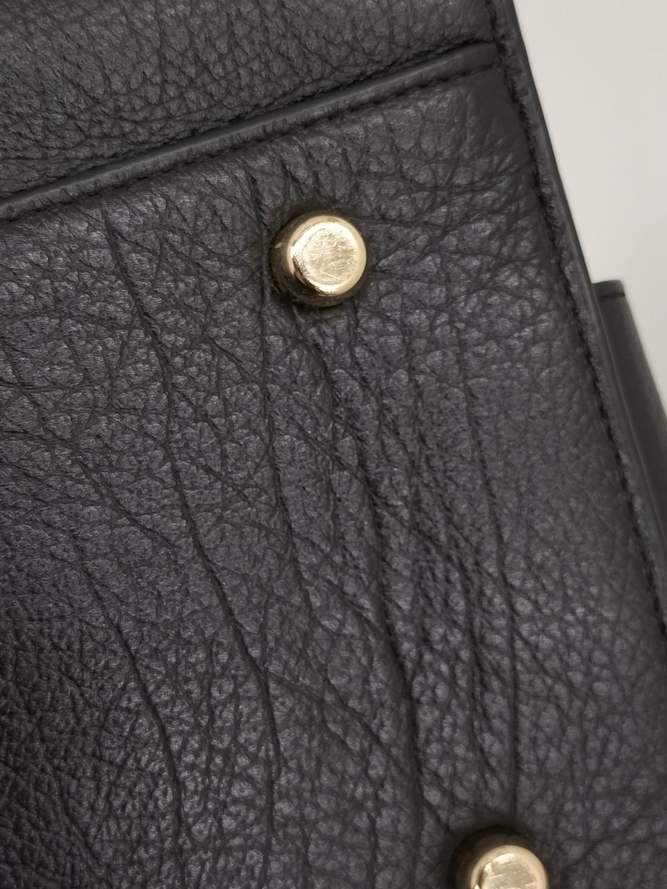 底の金具に傷あり