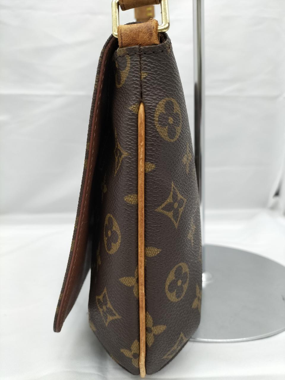 縁に擦れがあり。