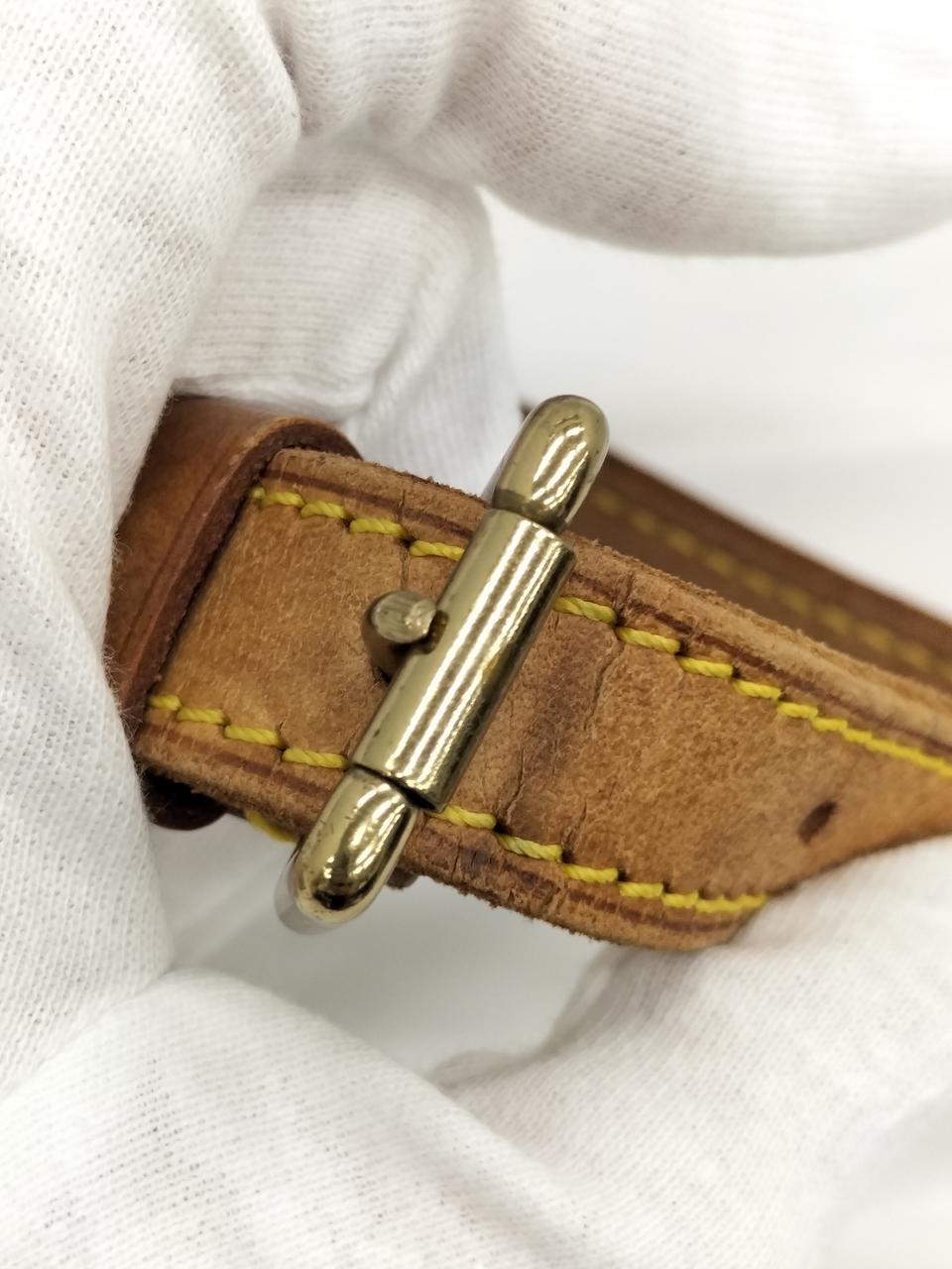 ベルトの調節穴にヒビあり。