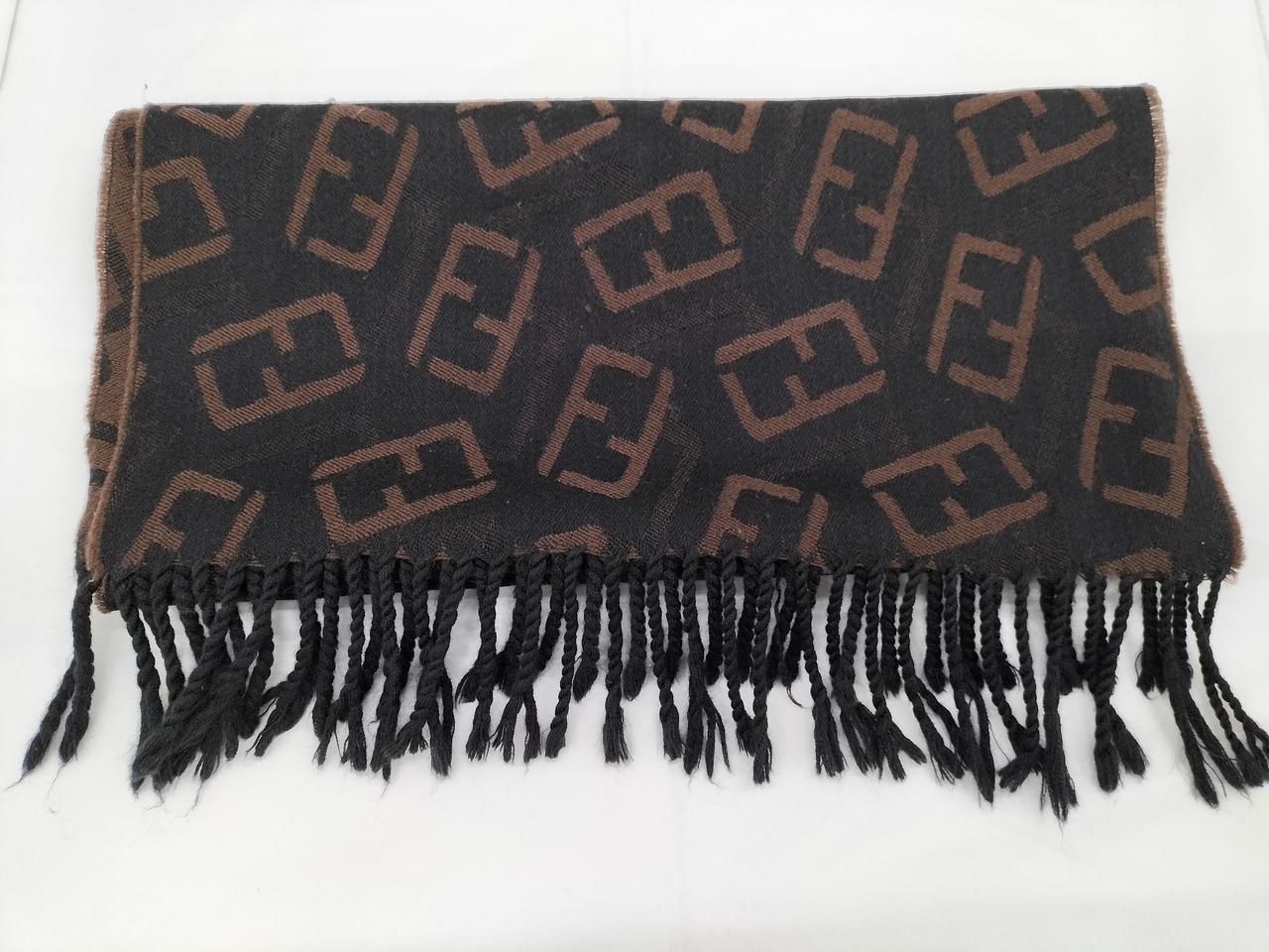 毛羽立ち、毛玉があります。