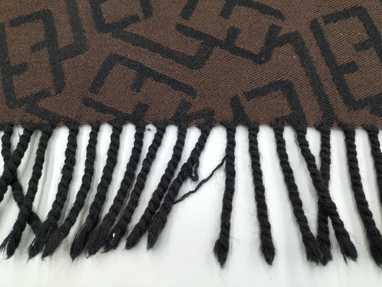 ヒモが解けている箇所があります。