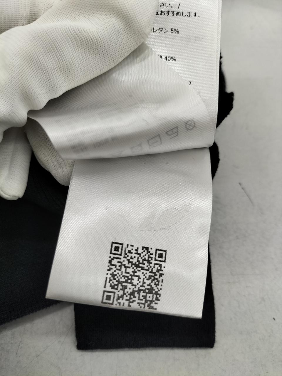 タグについてるシールが剥がれています。