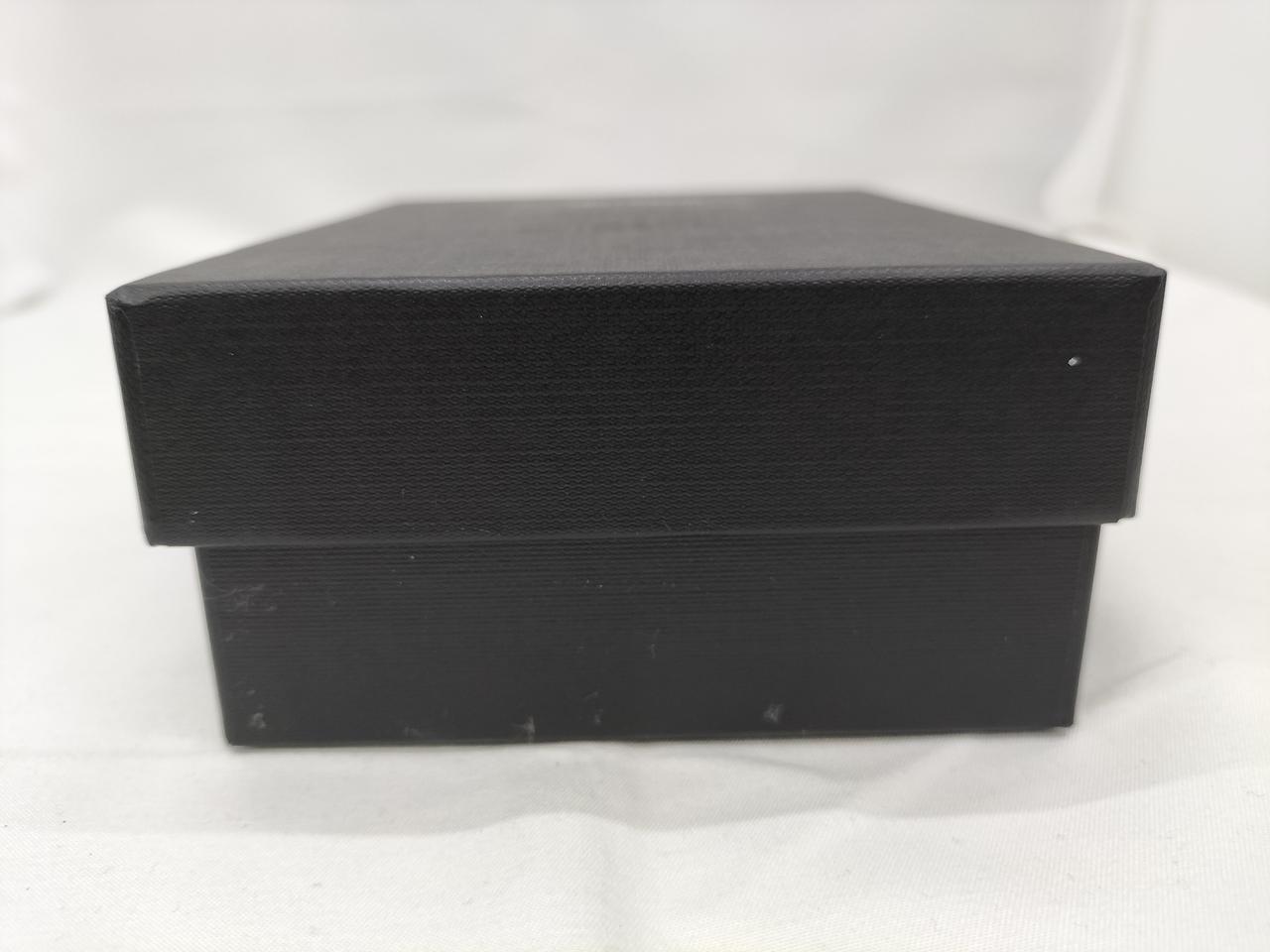 箱に傷や汚れがあります。