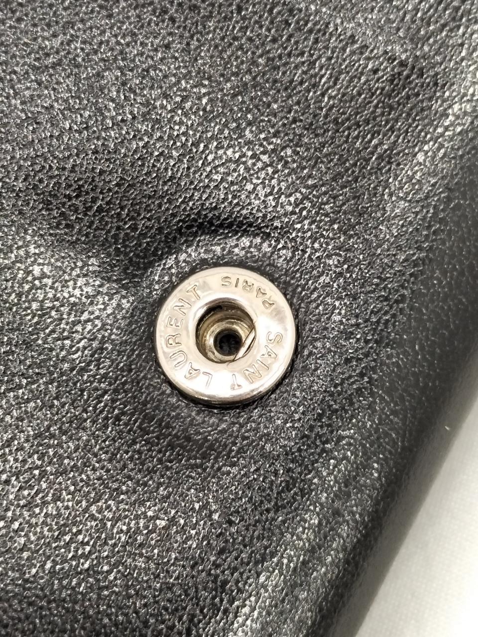 ホックが一部取れているため緩いです。