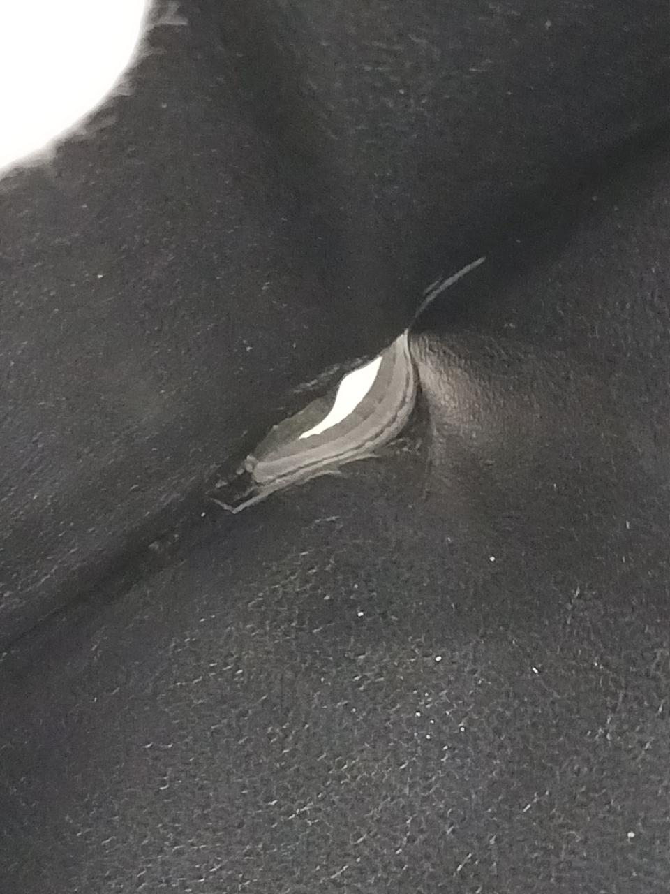 お札入れ底部分の糊が一部剥がれています。