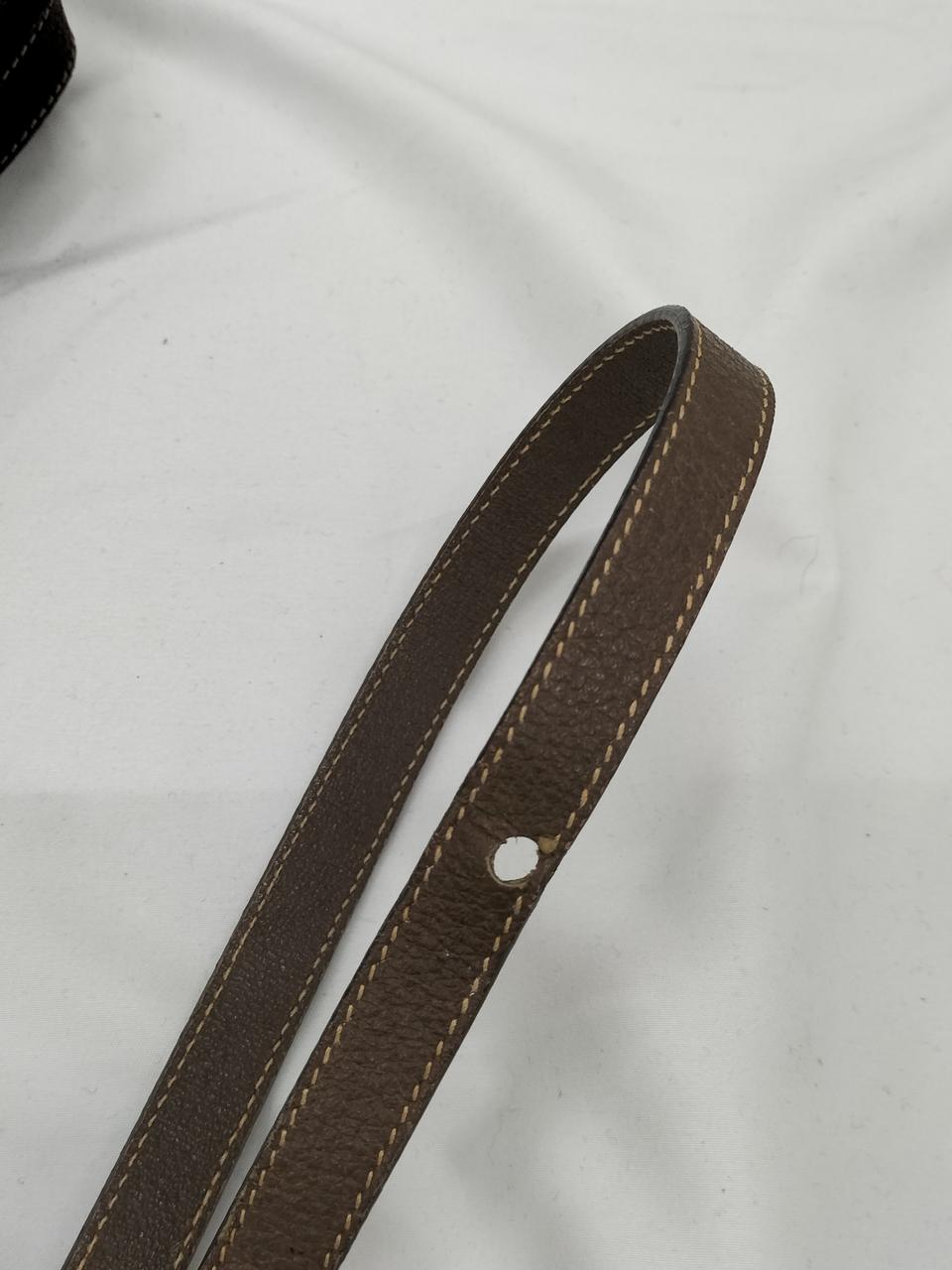 ショルダーベルトに穴が空いてます。