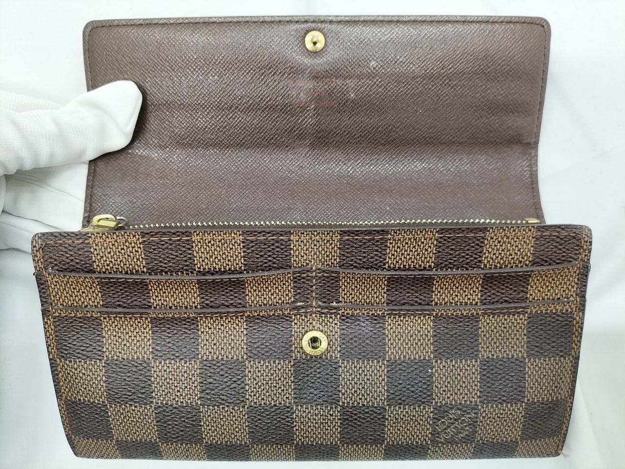 カードポケットが外側に曲がっています