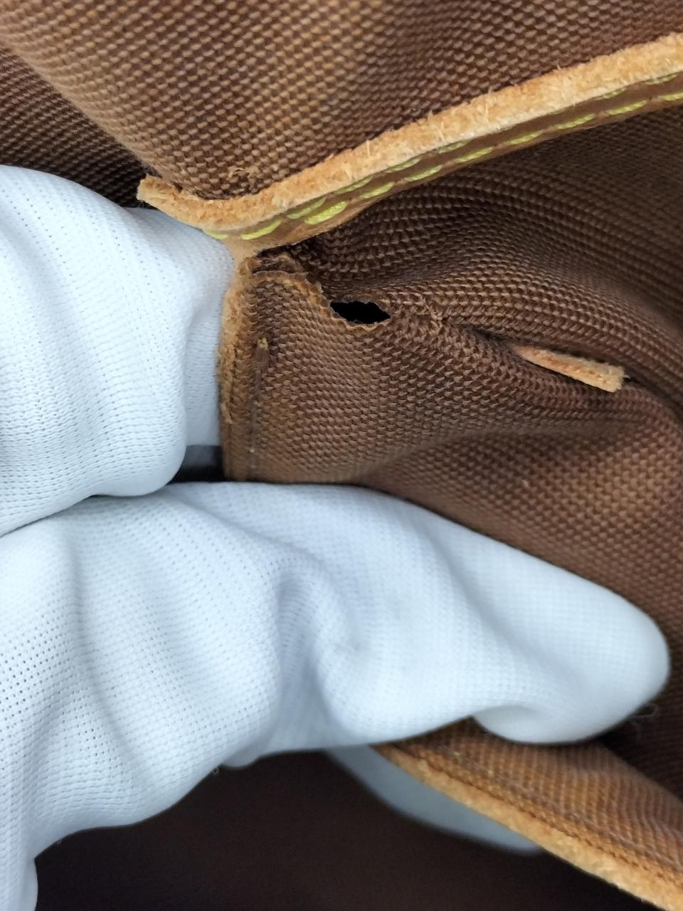 内ポケットほつれて穴が空いてます。