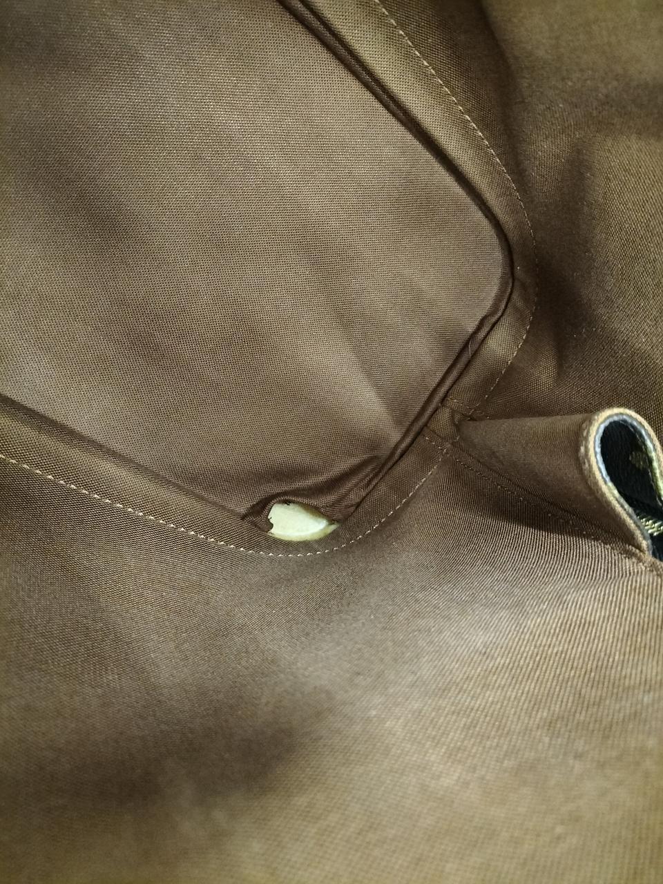 内部カド、ほつれて穴が空いてます。