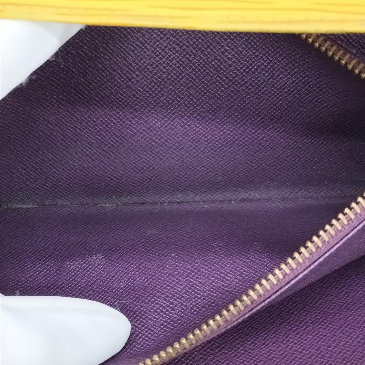 小銭入れ内部汚れています。