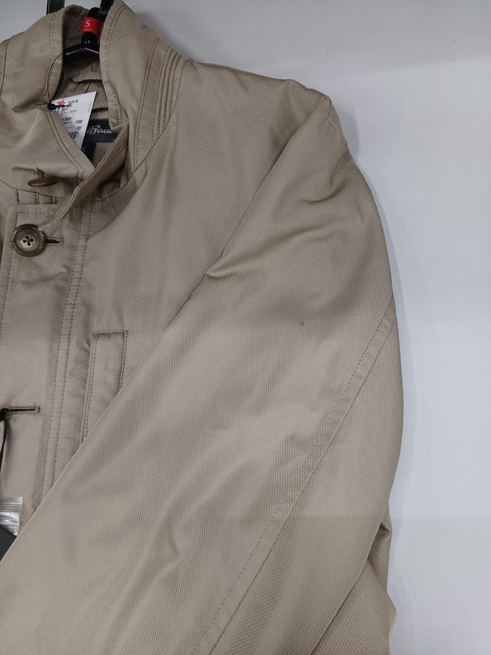 左腕上部にシミのような汚れあり