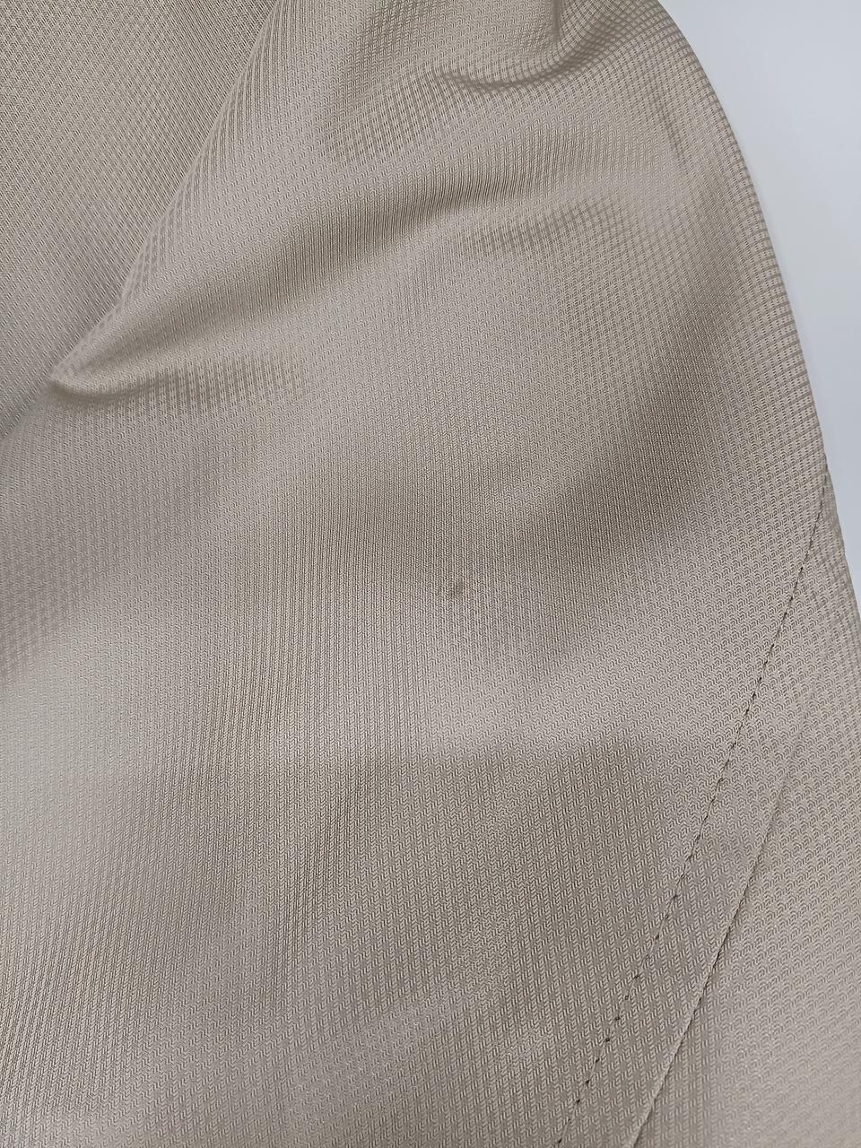 左腕上部にシミのような汚れあり