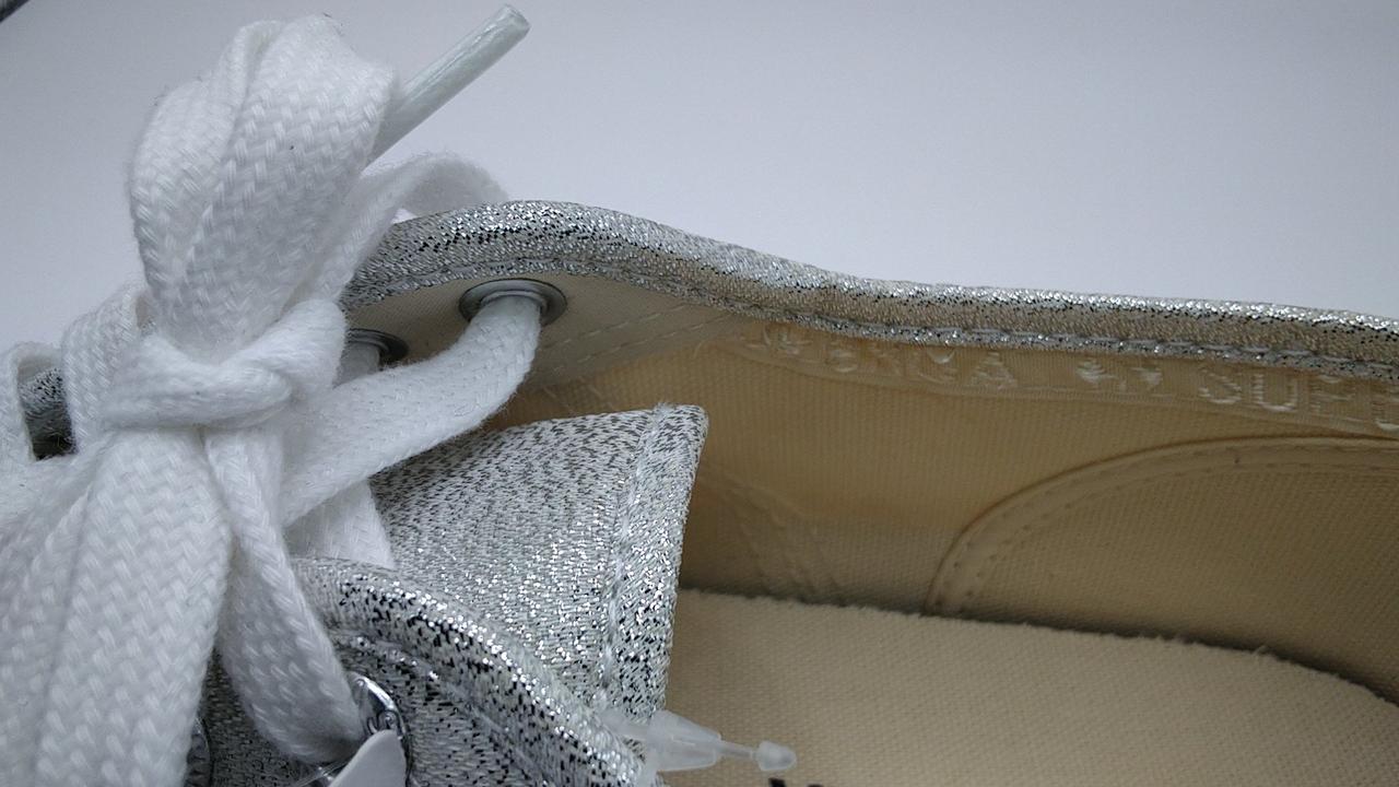 見辛いですが若干シミあり