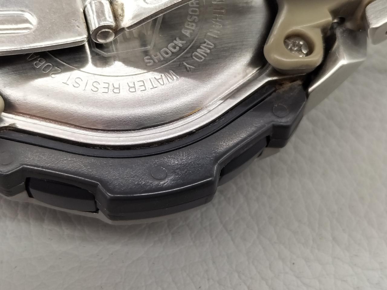 裏蓋のカバーに割れあります。