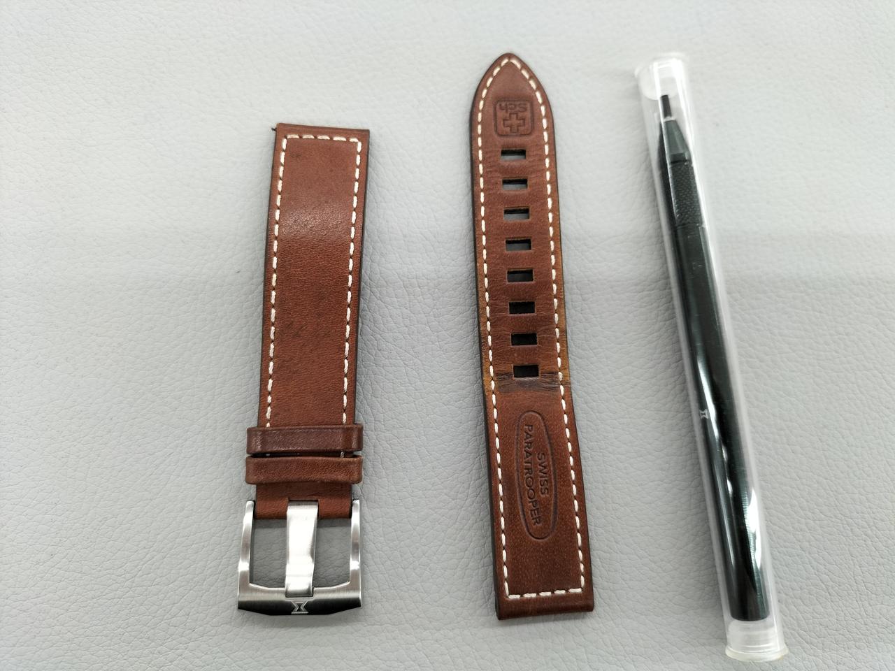 替えの革バンド付属