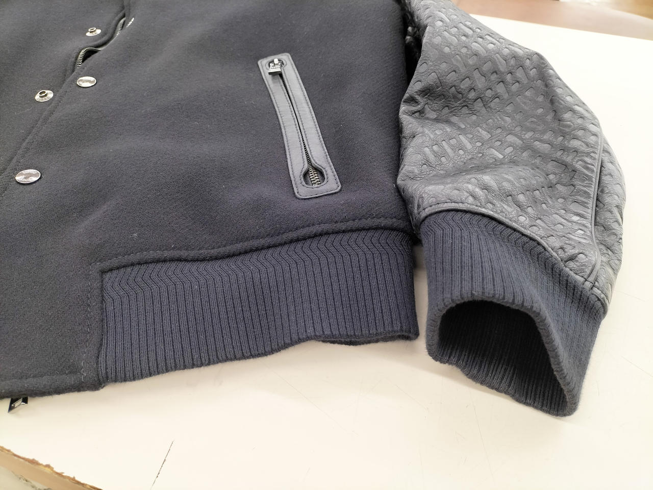 袖口うっすら汚れあります。