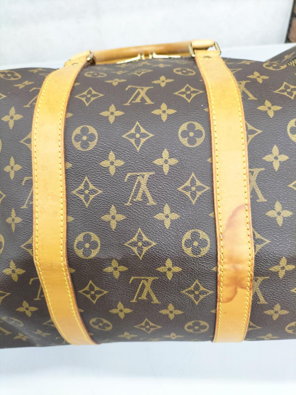 ヌメ革にシミあります。