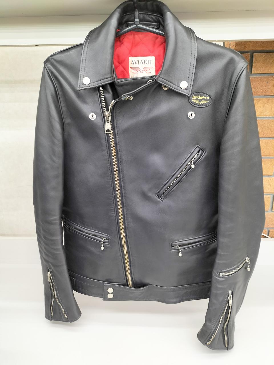 光の反射により少し白っぽく写っています。