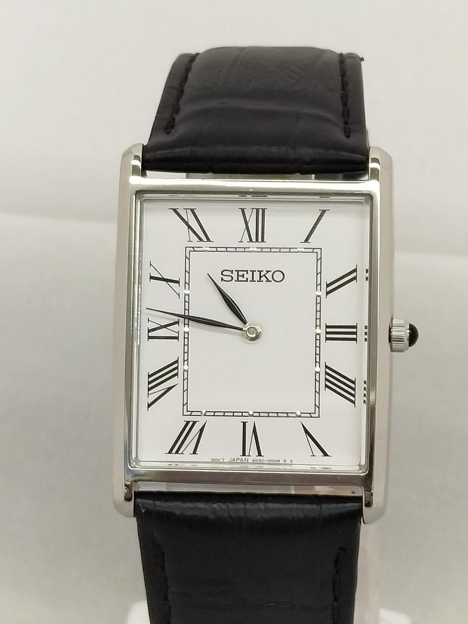 文字盤に鋲が施してあります。