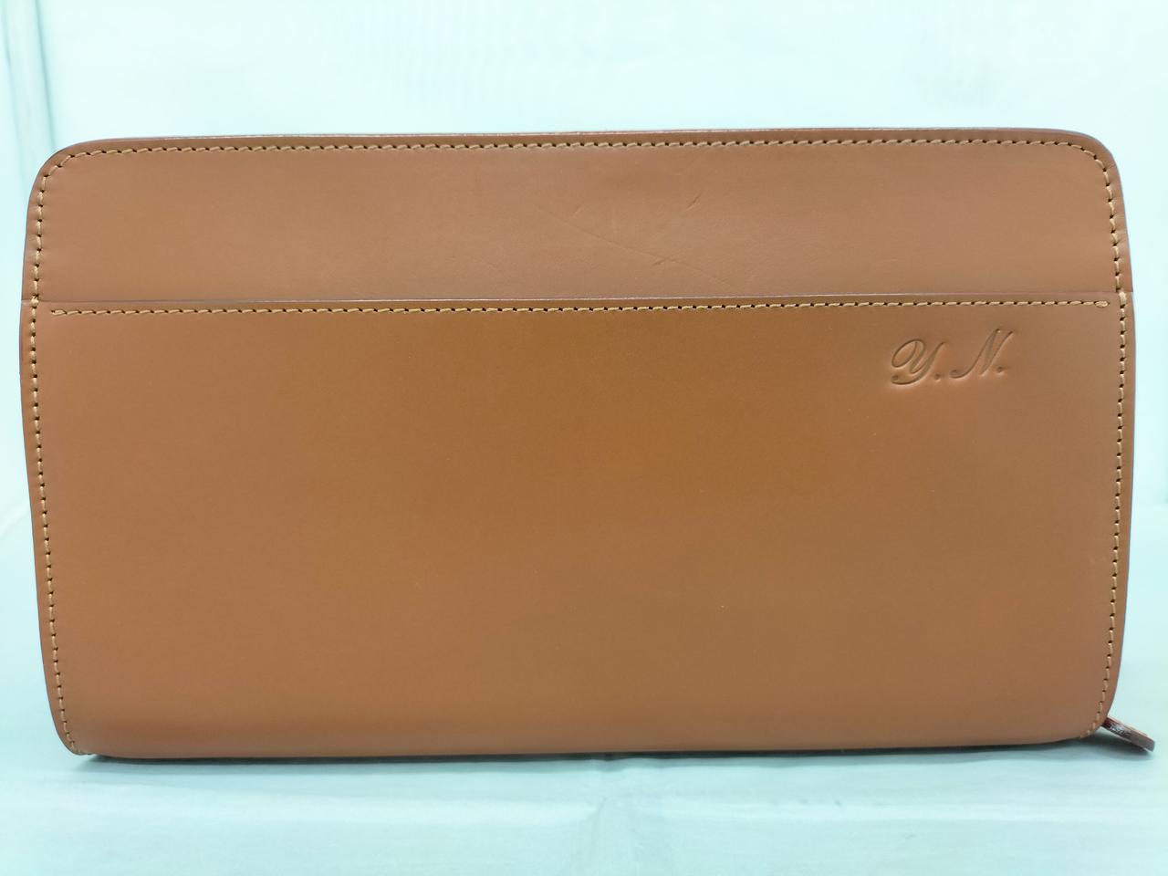 Y.N.のイニシャルが入っています。