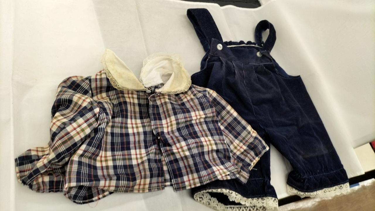 衣服は全体的汚れシミあります