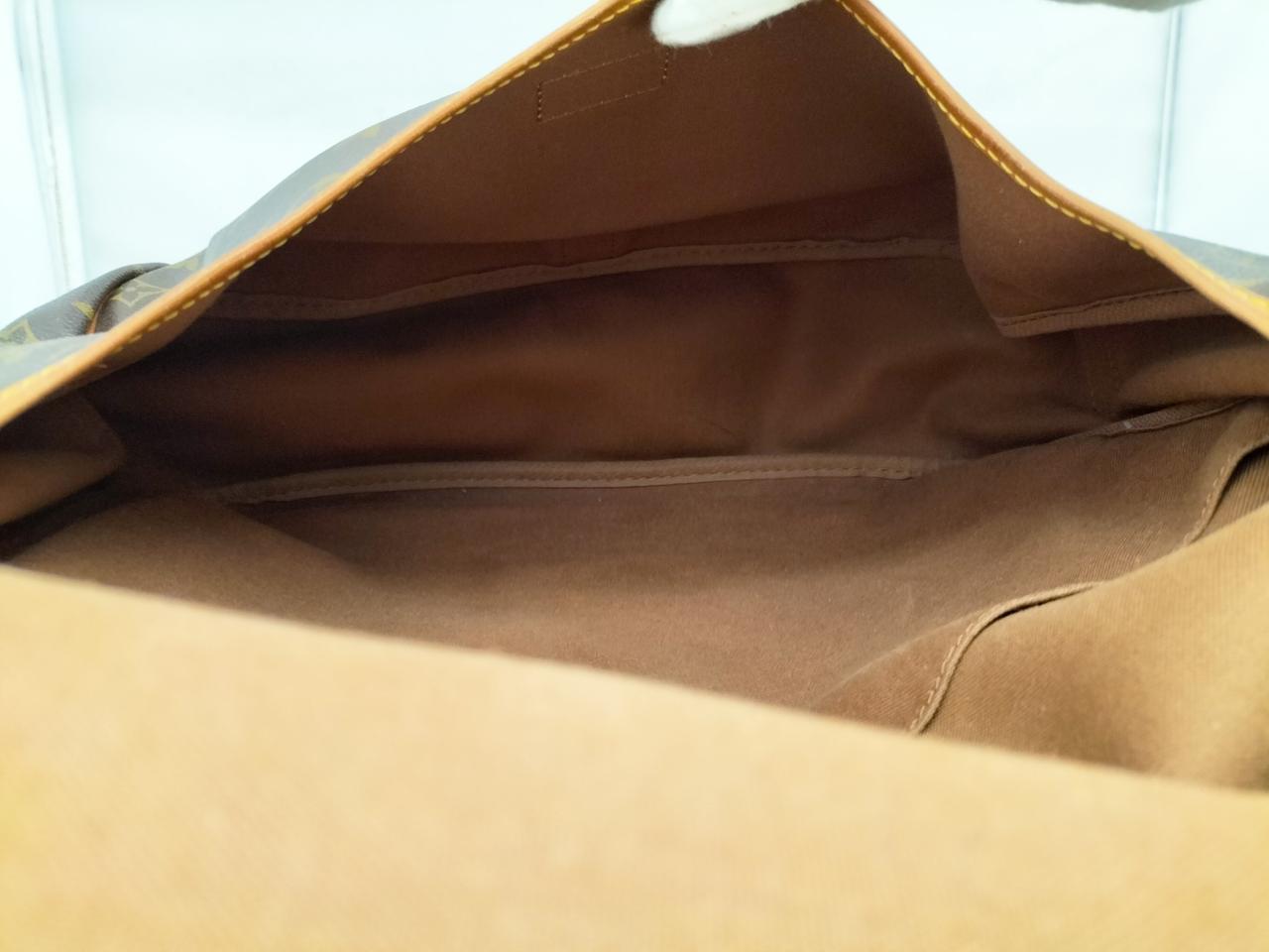 汚れ点々とあります。