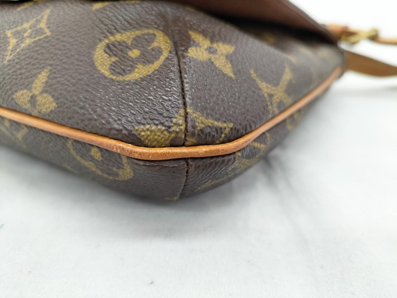 擦れている箇所少々あります。