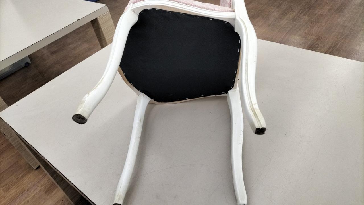 脚にはシミ汚れ等あります