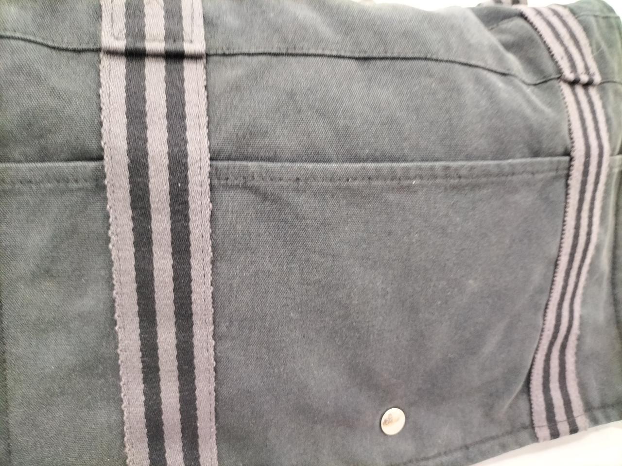 光の具合で白っぽく写っています。