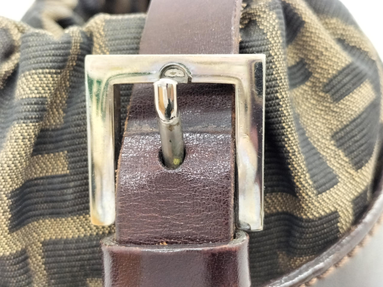 金具部分にキズ汚れあります。