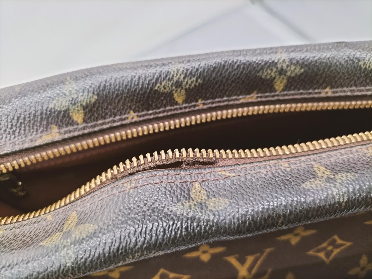 チャック部分破けてます。