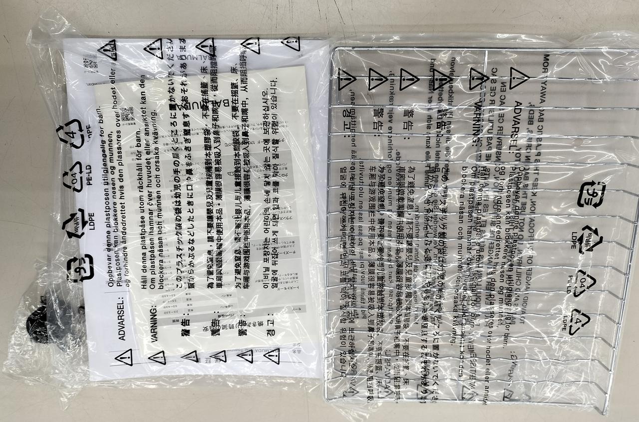 付属品の説明書と焼きアミと5ccカップ。