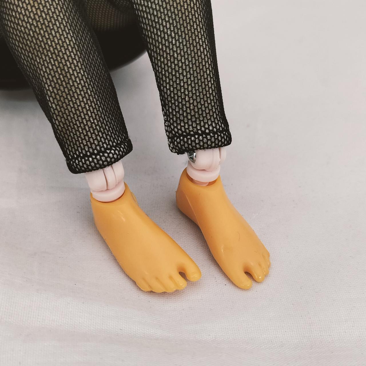 足も変色しています