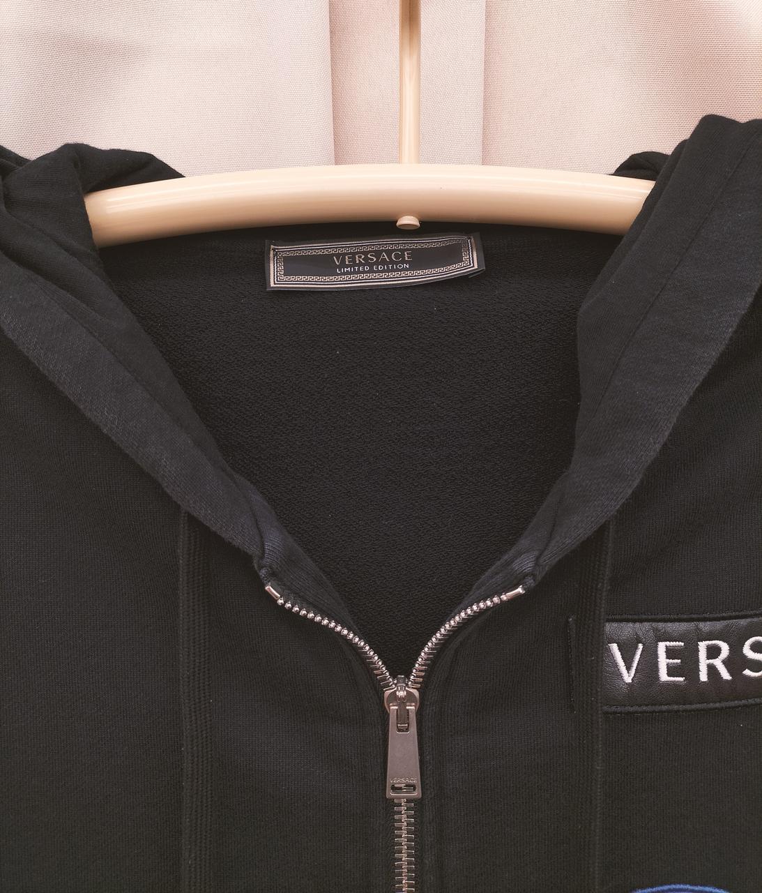 フードふちが白く変色しています