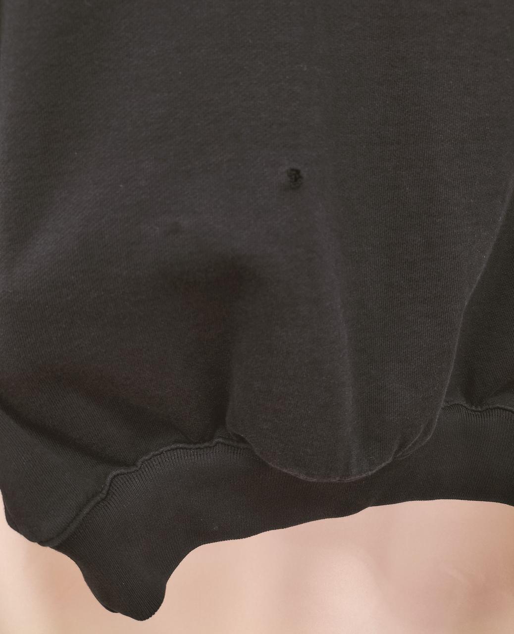 背面に穴、シミあります