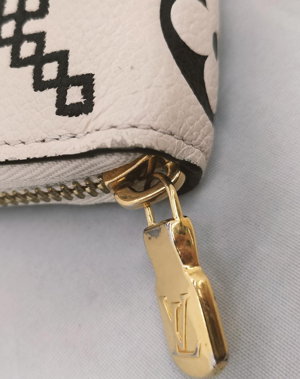 キズ、ファスナー剥げ