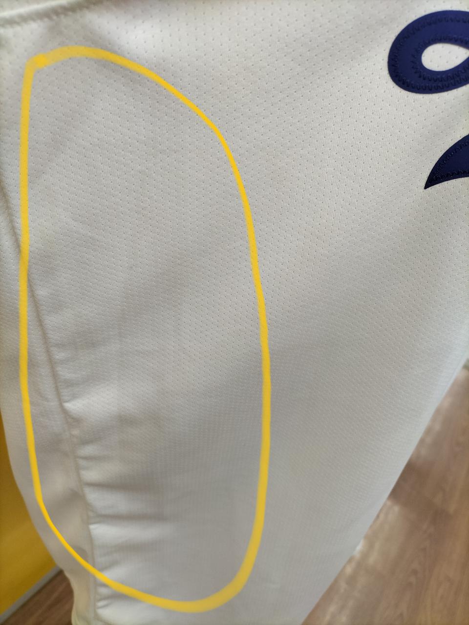 こちらもシミがあり