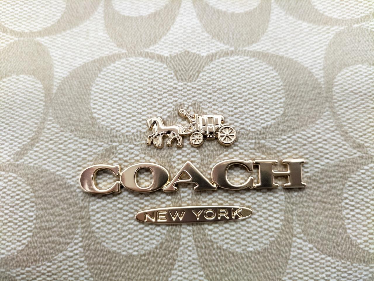 COACHのロゴマークです。