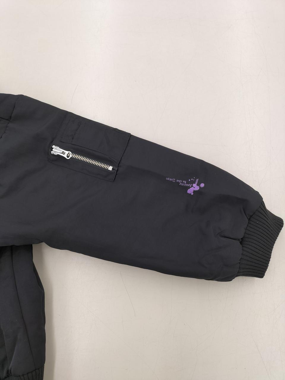 左袖、ファスナー付きポケット、刺繍あり