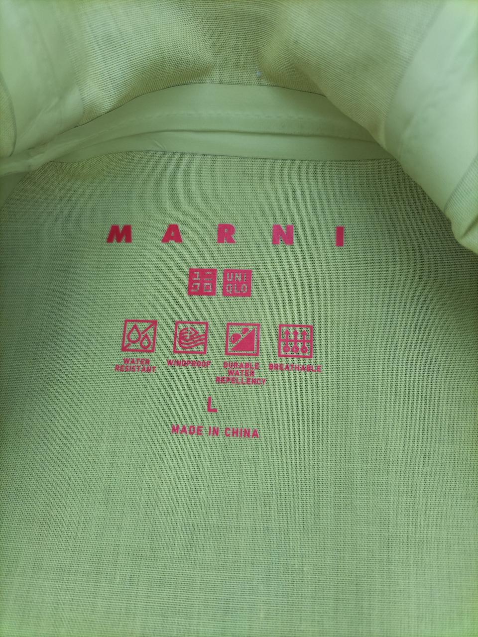 光の加減で黄緑色に見えますが、黄色です。