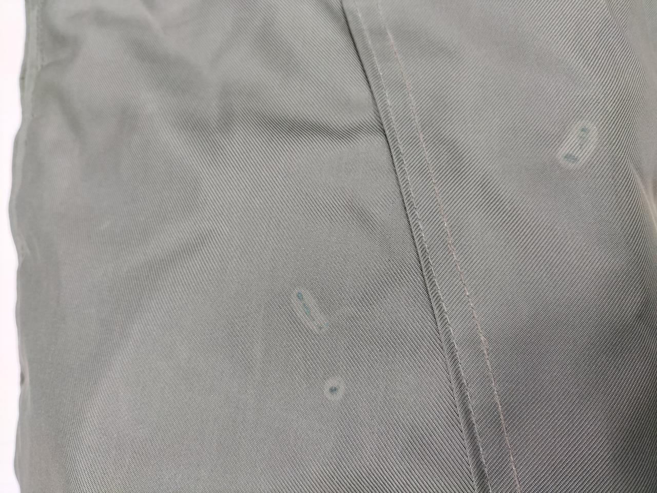 左足裾に汚れあり